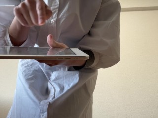 Trong lớp học, cảm thấy buồn đi vệ sinh và cố gắng kiềm chế