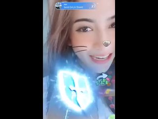 Cô gái quyến rũ biểu diễn đơn ca